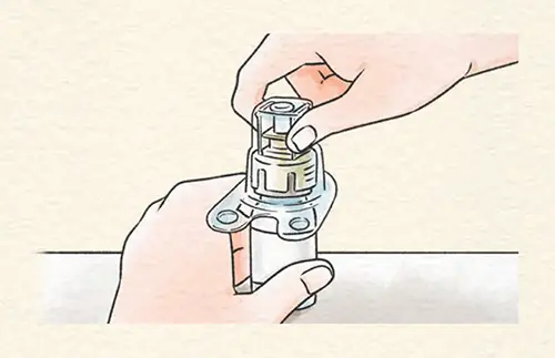 透明のカバーごとツートック®（採液針）を持ち、バイアル接続部の内側の針を、バイアルのゴム栓部分に刺し込みます